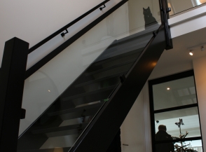 Houten trap voorzien van glaswerk