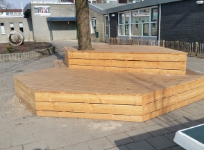 Speelbank op een schoolplein te Emmen