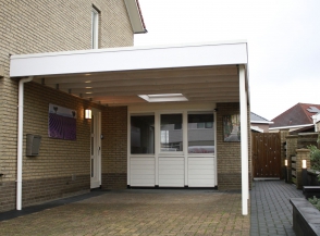 Carport met kozijn in garage