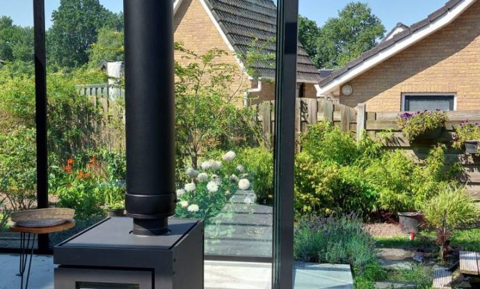 Tuinkamer met houtkachel in Weiteveen